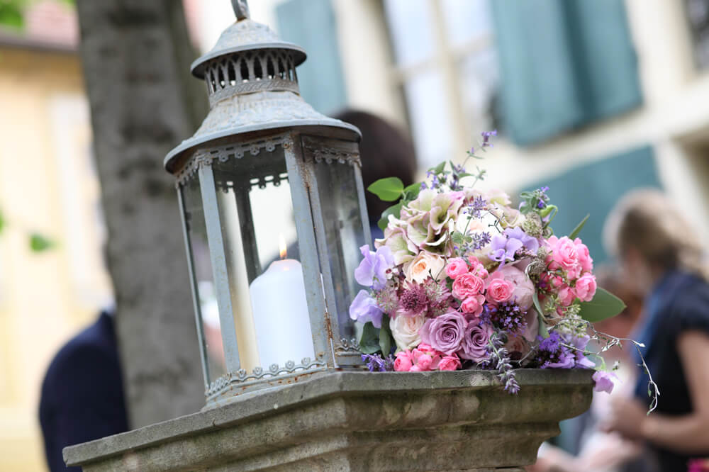 Brautstrauß in den Hochzeitsfarben Pink und Lila als Hochzeitstrend auch 2018 beliebt