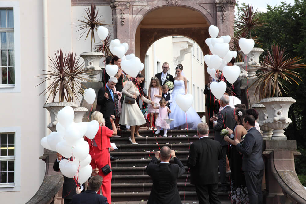 Hochzeits-Gruppenfoto auf der Freitreppe in der Hochzeitslocation Schloss Lichtenwalde
