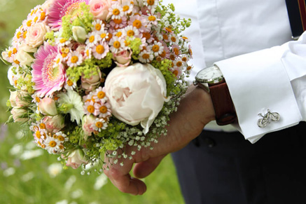 Sie Hochzeitsfotografie unterliegt Trends, mal farbig, mal passtel oder nachhaltig.